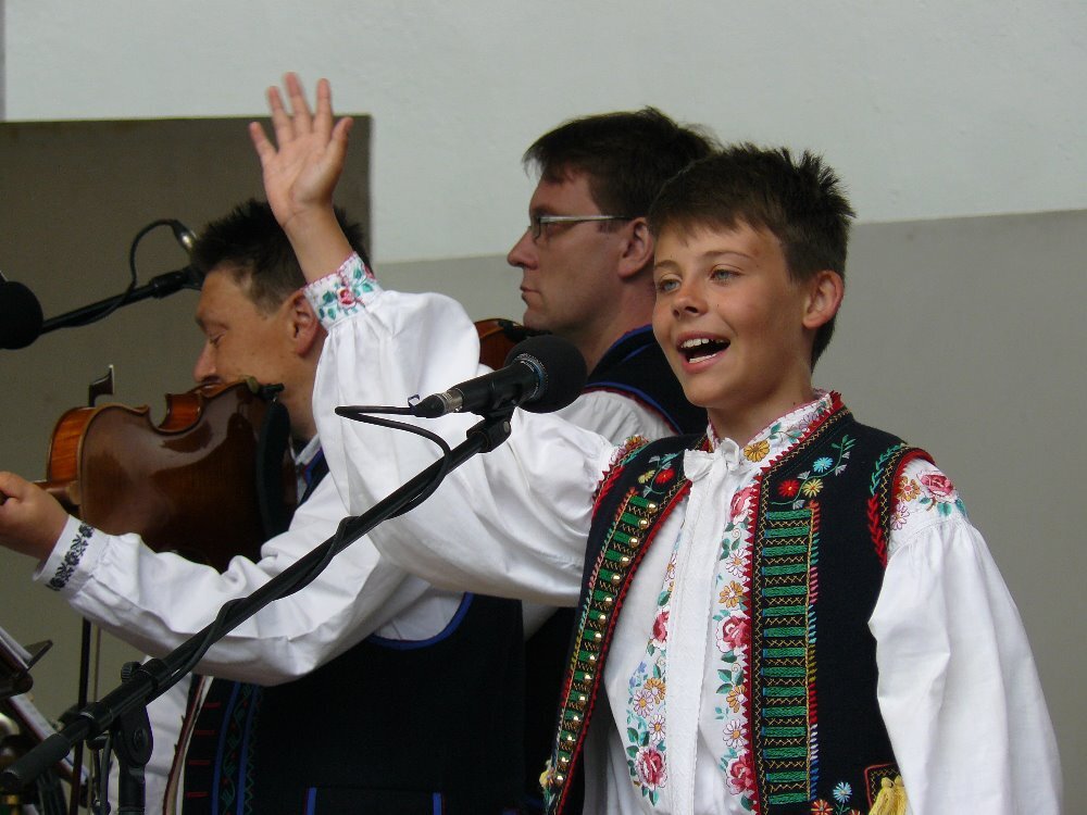 BROLN_Zpěváček_F scena_2020_2