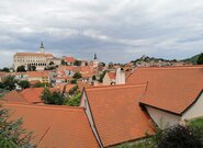 Svatý kopeček v Mikulově se dočká opravy poutní stezky. Díky dárcům lze techniku dopředu vyzkoušet