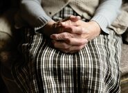 Fialové stužky upozorňují na problematiku násilí na seniorech