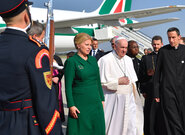 Papež je na Slovensku, podle prezidentky může přispět k stmelení a pokoji