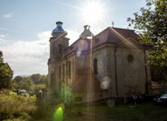 Poesiomaty rostou i u opuštěných kostelů v pohraničí, vypravují příběhy, posilují paměť místa