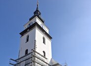 Na věži kostela opravili největší prosvětlený ciferník ve střední Evropě